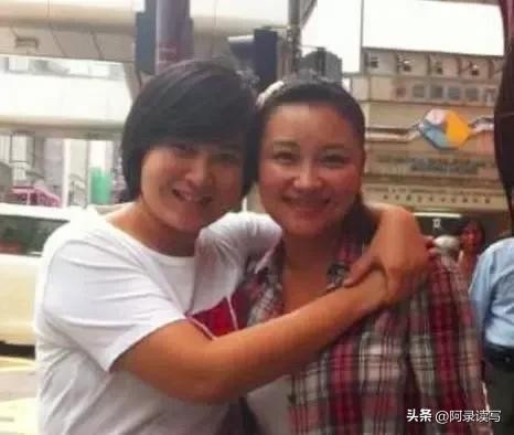 贾玲个人资料简介：中国喜剧女神，明明可以靠脸蛋吃饭，却甘愿扮丑扮男人