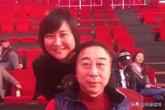 贾玲个人资料简介：中国喜剧女神，明明可以靠脸蛋吃饭，却甘愿扮丑扮男人
