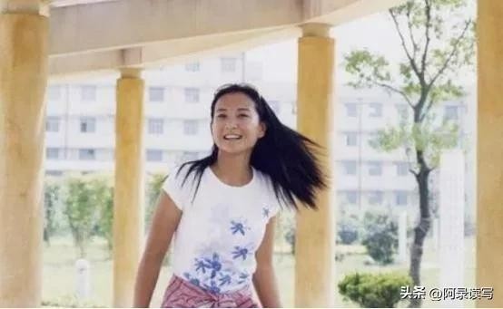 贾玲个人资料简介：中国喜剧女神，明明可以靠脸蛋吃饭，却甘愿扮丑扮男人