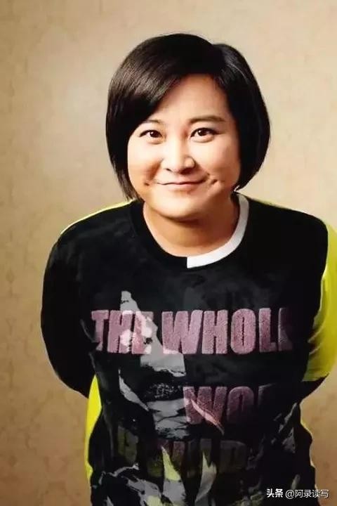 贾玲个人资料简介：中国喜剧女神，明明可以靠脸蛋吃饭，却甘愿扮丑扮男人