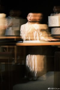 ​高叶穿新中式旗袍身姿婀娜 不惧镜头怼脸