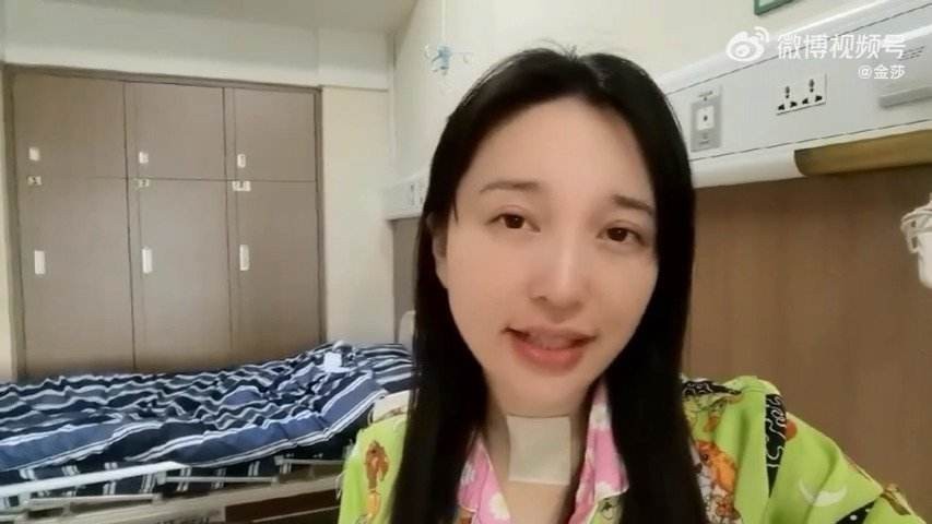 金莎确诊后首次露面，素颜出镜正能量满满，面带微笑给网友加油