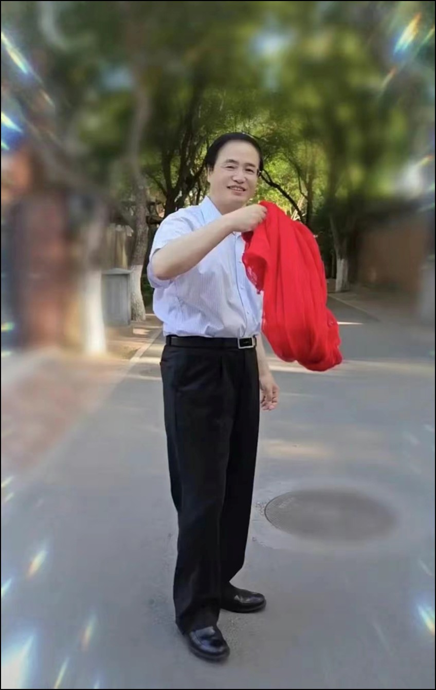 于文华携老公罕见秀恩爱！李年温文尔雅风度翩翩，无儿无女也幸福