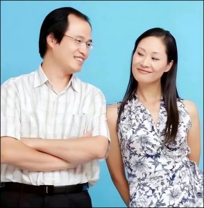 ​于文华携老公罕见秀恩爱！李年温文尔雅风度翩翩，无儿无女也幸福