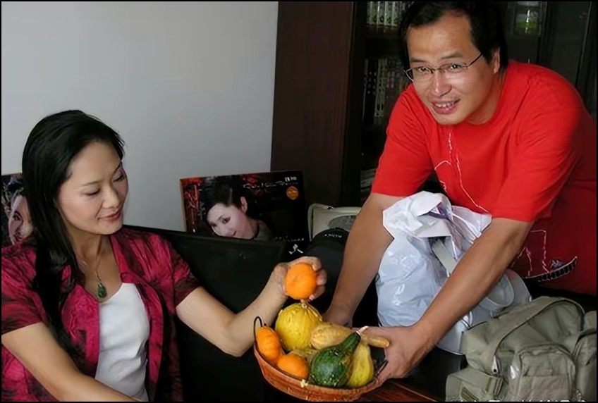 于文华携老公罕见秀恩爱！李年温文尔雅风度翩翩，无儿无女也幸福