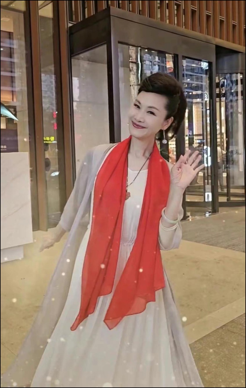 于文华携老公罕见秀恩爱！李年温文尔雅风度翩翩，无儿无女也幸福