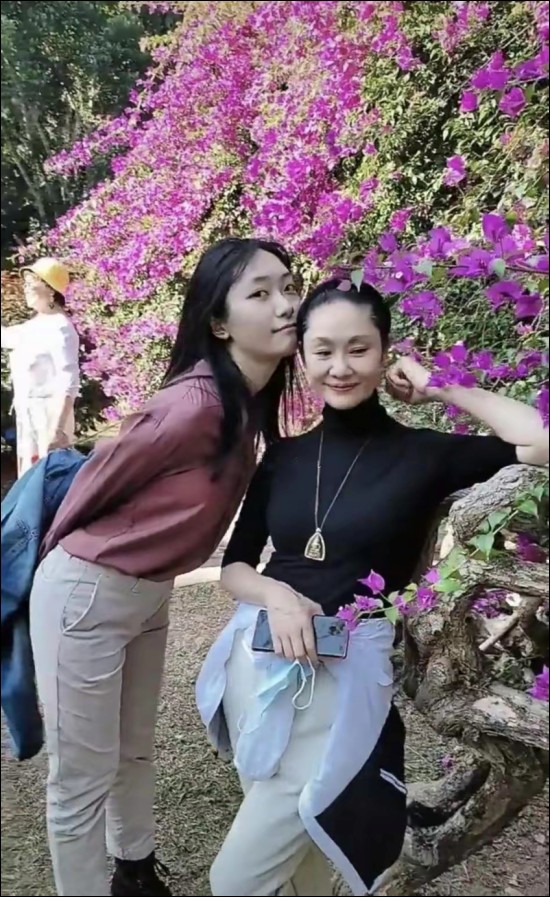 于文华携老公罕见秀恩爱！李年温文尔雅风度翩翩，无儿无女也幸福