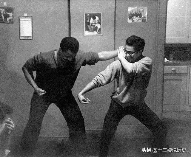 李小龙出拳速度（李小龙罕见训练照一秒可打出9拳）