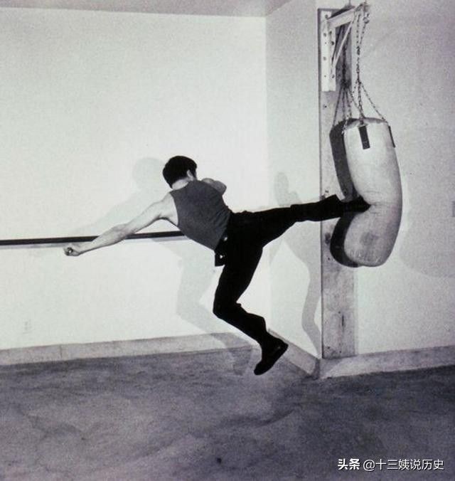 李小龙出拳速度（李小龙罕见训练照一秒可打出9拳）