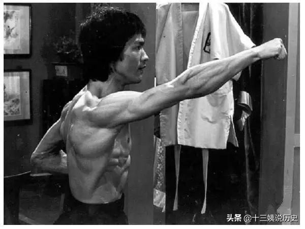 李小龙出拳速度（李小龙罕见训练照一秒可打出9拳）