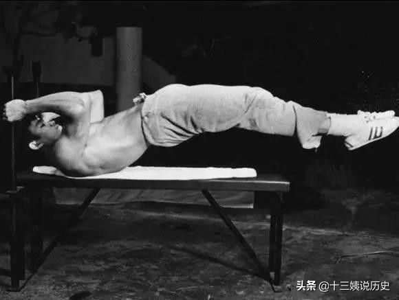 李小龙出拳速度（李小龙罕见训练照一秒可打出9拳）