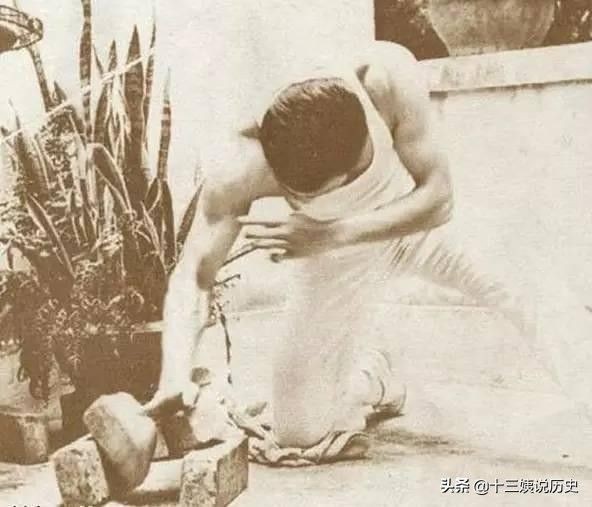 李小龙出拳速度（李小龙罕见训练照一秒可打出9拳）