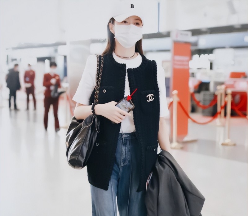 沈梦辰打扮少女现身机场(与海涛婚后生活好甜)