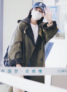 ​沈梦辰打扮少女现身机场(与海涛婚后生活好甜)