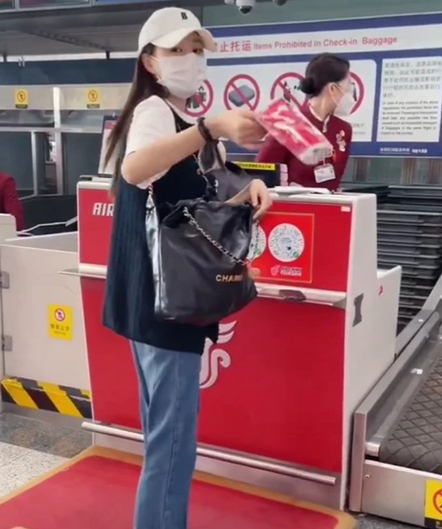 沈梦辰打扮少女现身机场(与海涛婚后生活好甜)