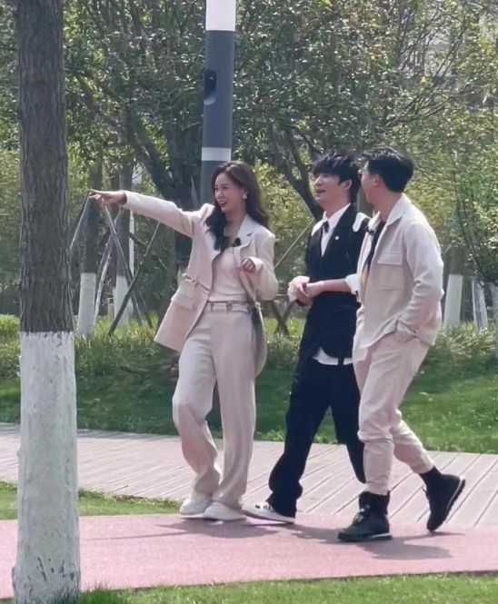 沈梦辰打扮少女现身机场(与海涛婚后生活好甜)