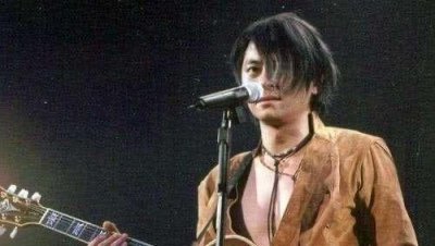 ​歌手王杰被黑手毒哑巴,谢霆锋“背锅”至今,真相终于浮出水面
