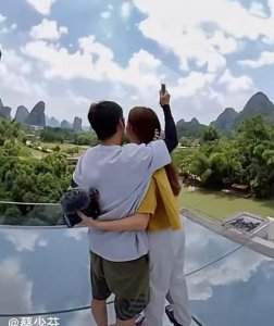 ​蔡少芬与张晋幸福出游，搂腰老公深情热吻，引起网友热议