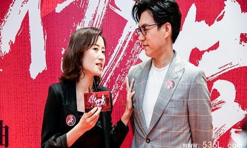 靳东刘敏涛合影梦回伪装者 你们是不是也想重新刷剧了