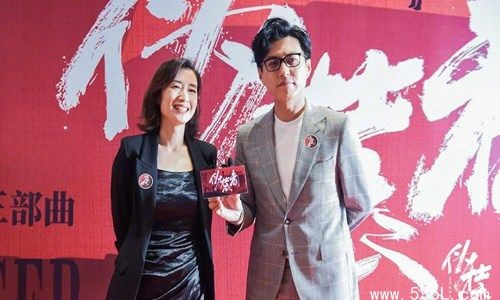 靳东刘敏涛合影梦回伪装者 你们是不是也想重新刷剧了
