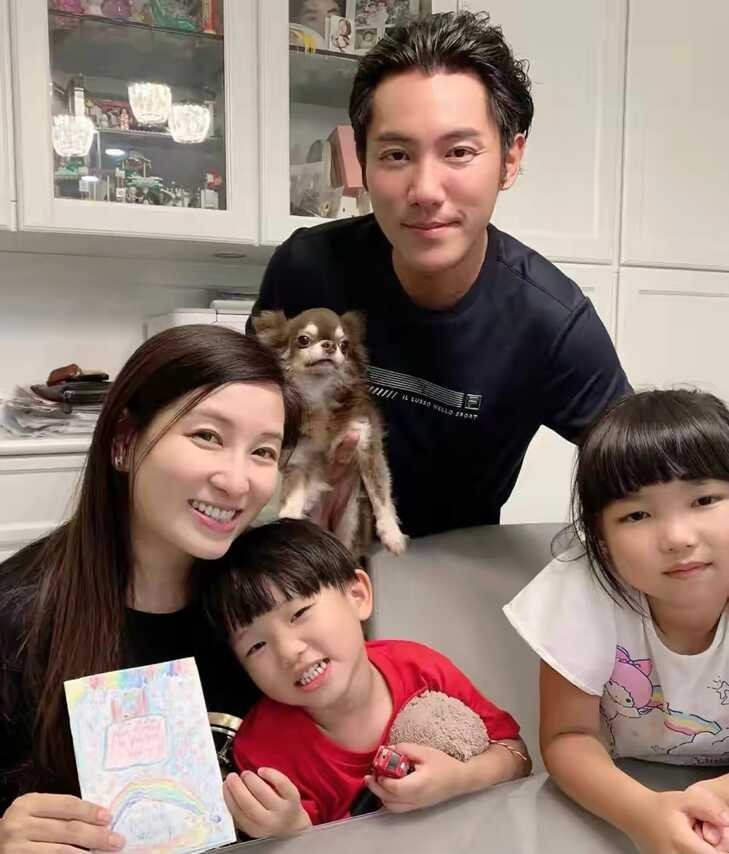刘德华父子近况(刘德华现在的老婆多少岁)