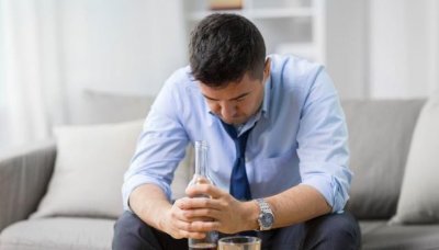 ​离婚一年后,男人深夜给前妻发“睡了吗?”前妻的回复让他落泪