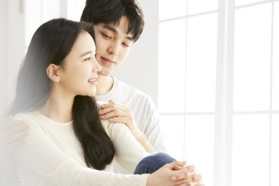 ​喜欢一个女生怎么和她聊天开场 （跟喜欢女孩子找话题）