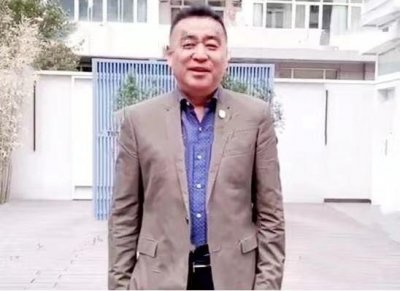 ​央视前主播张宏民现身，减肥成功精神似小伙，60岁不婚不育仍惬意