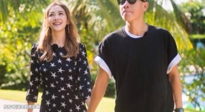 ​陈小春应采儿结婚八周年，穿豹纹睡衣恶搞，网友：老年迪斯科？