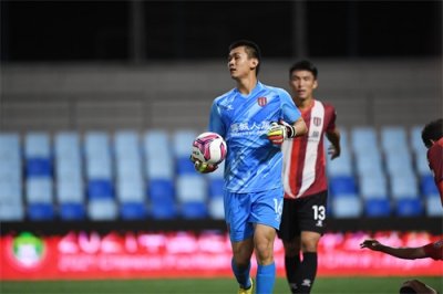 ​中甲门将复制手抛乌龙球神迹，17年前的南雄太时刻究竟是怎么回事
