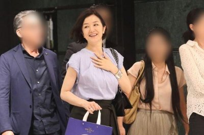 ​51岁铃木京香神似林青霞，搭档木村拓哉收视高，购豪宅与男友结婚