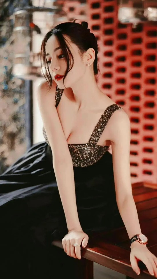 迪丽热巴身穿细碎闪钻吊带长裙，眼神妩媚风情万种