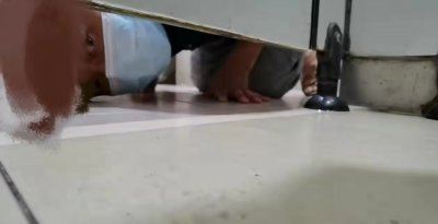 ​广东一男子趴卫生间偷窥同一月2次被抓，当事人称脑海里全是《熔炉》画面，涉