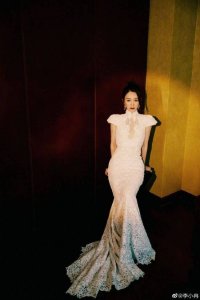 ​这才是姐姐啊！46岁李小冉魔鬼身材HOLD住眼球
