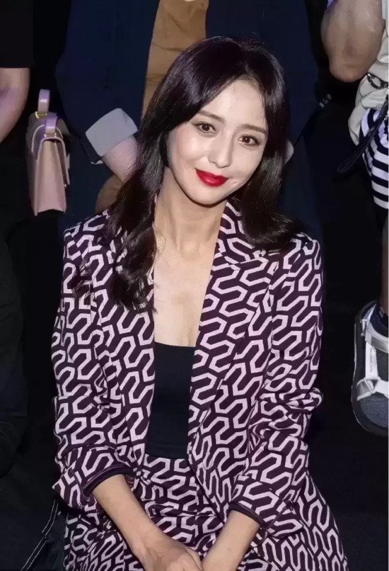 佟丽娅穿黑白条纹套装靓丽写真，微微一笑梨涡很迷人