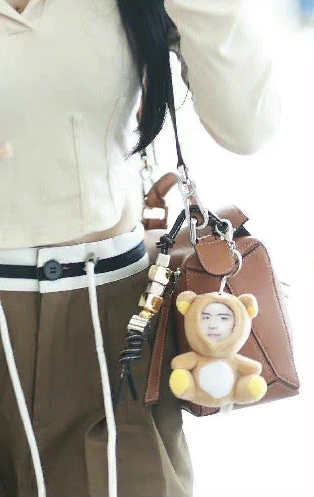 秀恩爱?蔡卓宜现身机场 包上挂