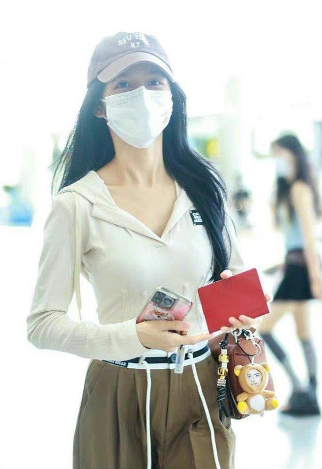 秀恩爱?蔡卓宜现身机场 包上挂