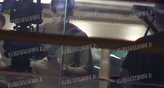 秀恩爱?蔡卓宜现身机场 包上挂