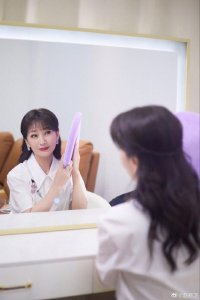 ​赵雅芝穿白色衬衣配绿裙温婉素雅 手持大号美妆工具显脸小