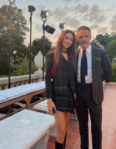 ​任达华妻女现身看秀现场 穿搭时尚好似姐妹