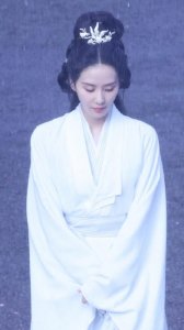 ​刘诗诗《一念关山》白衣路透仙气飘飘 回眸一望故事感满满