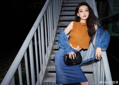 ​孙怡黑夜随拍迷人 牛仔外套紧身裙秀美腿