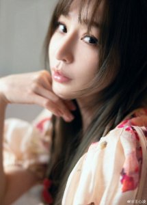 ​甜心教主！王心凌穿花裙再现招牌笑容