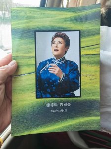​曝德德玛葬礼现场，棺材造型大气，孙女哭肿双眼，腾格尔送花圈