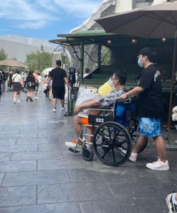 ​偶遇王思聪坐轮椅出游 疑因走路太累身边美女围绕