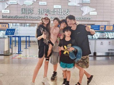 ​冉莹颖晒一家五口机场照 透露两个儿子独自出国