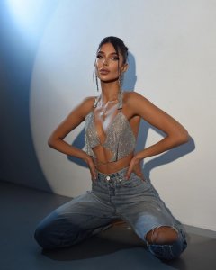 ​俄罗斯超级火辣超模，人间尤物：迷人的凹凸曲线，修长的性感长腿