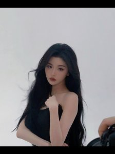 ​孔雪儿穿抹胸黑裙气质清冷 卷发红唇太撩人 孔雪儿的一组美照曝光，她身穿黑色
