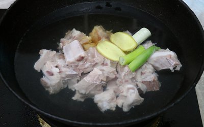 ​大厨教你糖醋排骨的正宗做法，酸酸甜甜，菜色红亮，好吃停不下来
