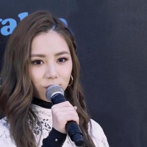 ​邓紫棋演唱会槽点太多！礼服犹如透视装不忍直视
